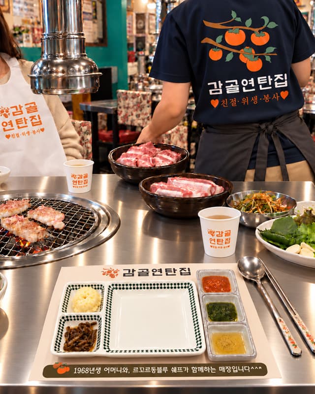 감골연탄집 매장에서 사용하는 일회용 앞치마, 유니폼, 종이컵과 테이블지