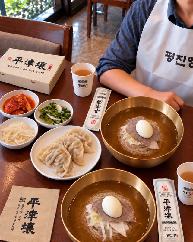 평진양 매장에서 사용하는 일회용 앞치마, 냅킨, 수저집, 종이컵, 종이박스